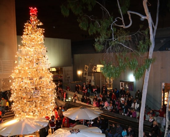 Shopaholics Wet Dream: A Stunning Shopping Cart Christmas Tree!