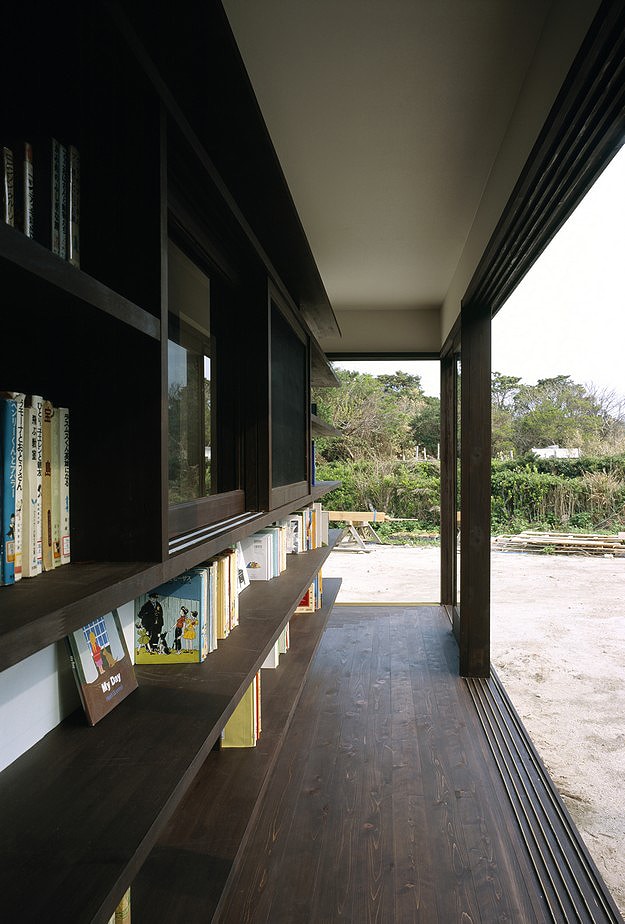 Architecture: A Cozy House Created From Bookshelves