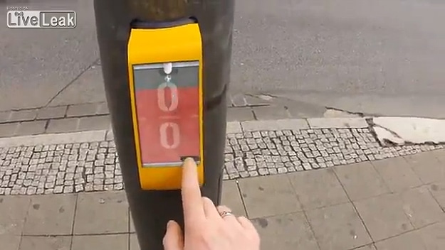 Stoplight In Germany Now Offers Pong Gaming While Waiting