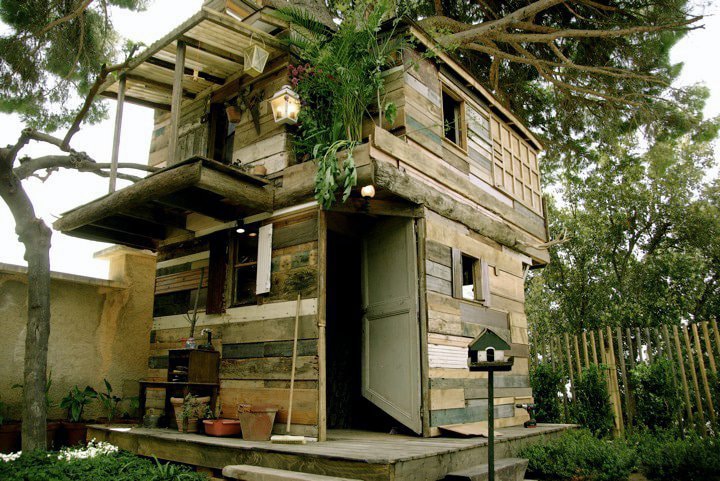 Creative Treehouse Built With Stuff Found In The Trash