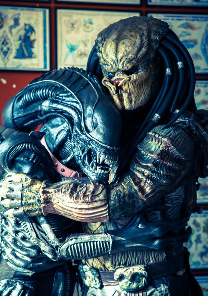 Sci-Fi Fantasy Cosplay: Alien & Predator Are Best Buddies After All