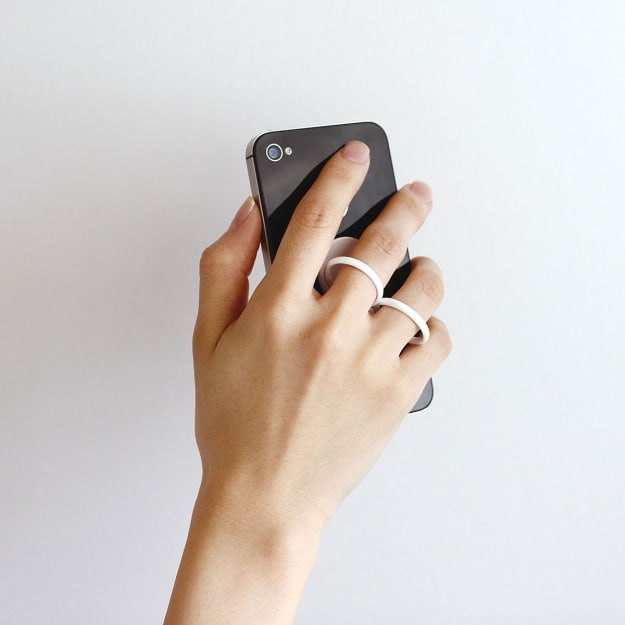 Smartphone Holder Made Of Finger Rings Helps You Grip Your Phone