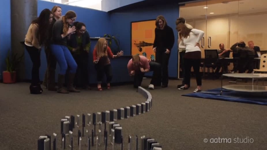 10,000 Computer Generated iPhone 5s Fall Like Dominoes [Video]