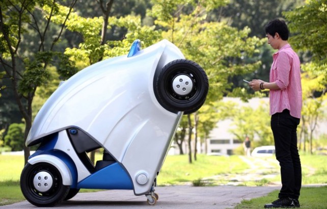 Electric Car Folds To Half Its Size And Only Needs Tiny Parking Space