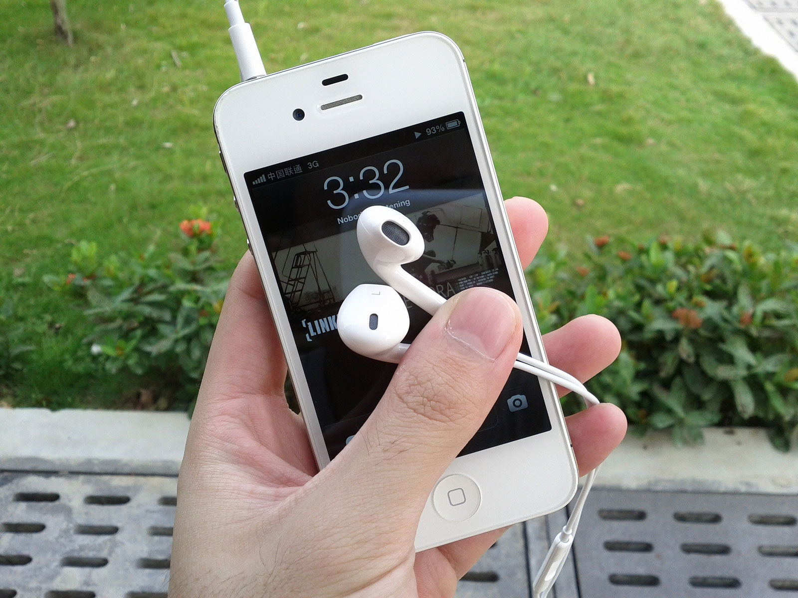 Snap Pics With Your Apple Earpods/Earbuds And Avoid Fumble Fingers