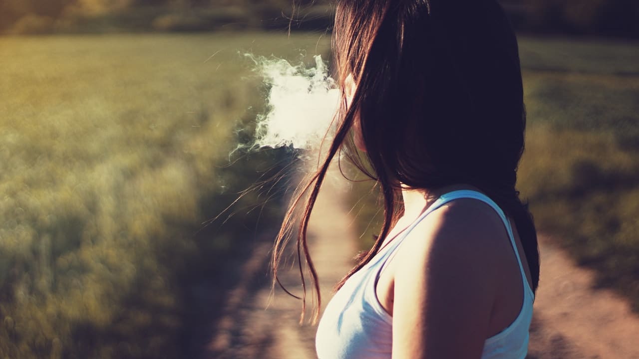Why Do People Smoke? – 4 Reasons Why People Pick Up This Habit