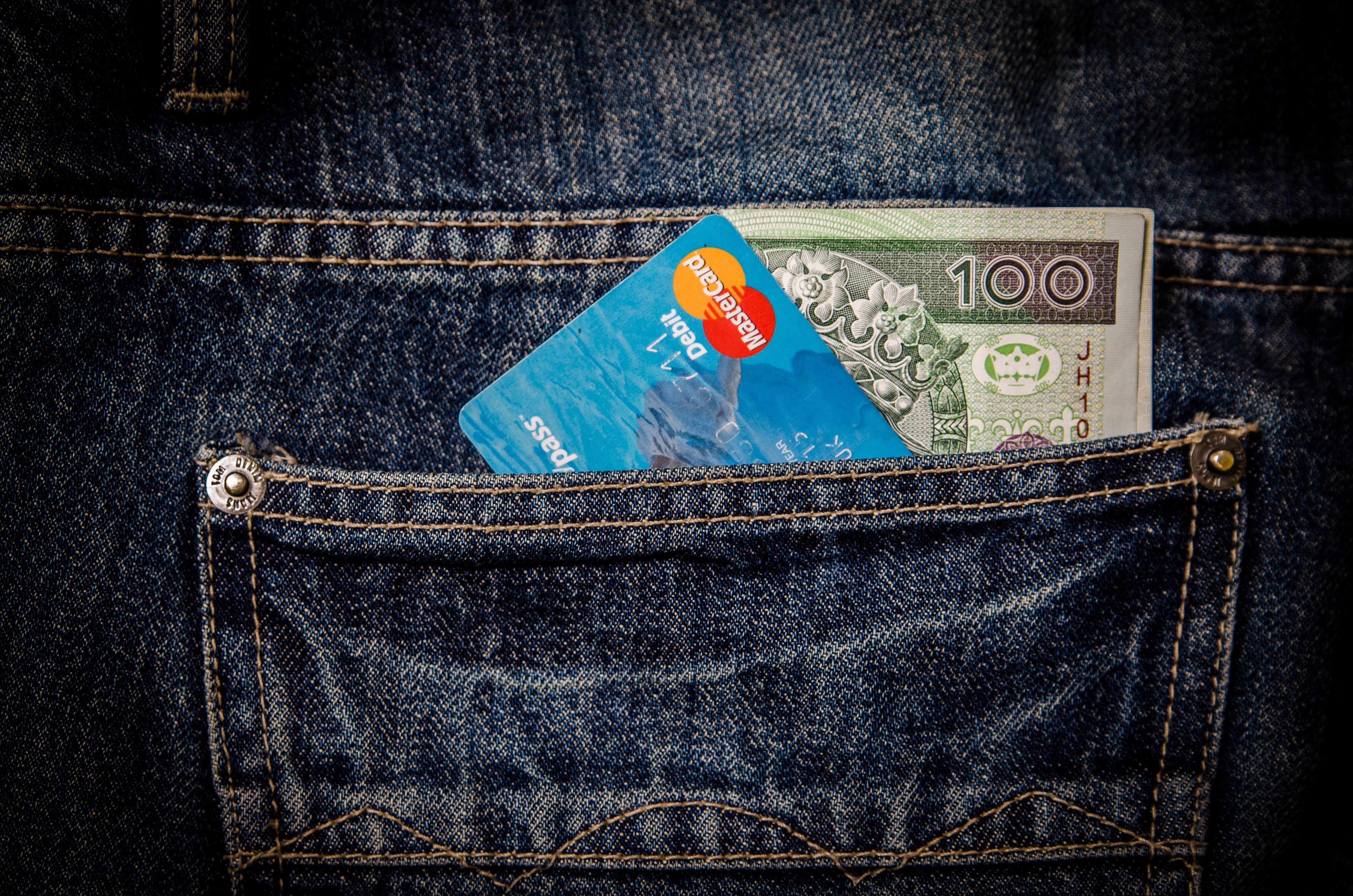Travelling Abroad – Is Cash Better Or Credit Card?
