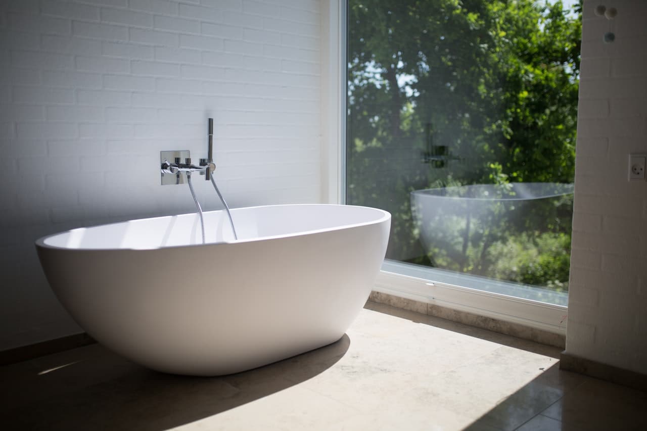 How To Pick The Perfect Bathtub For A Small Bathroom